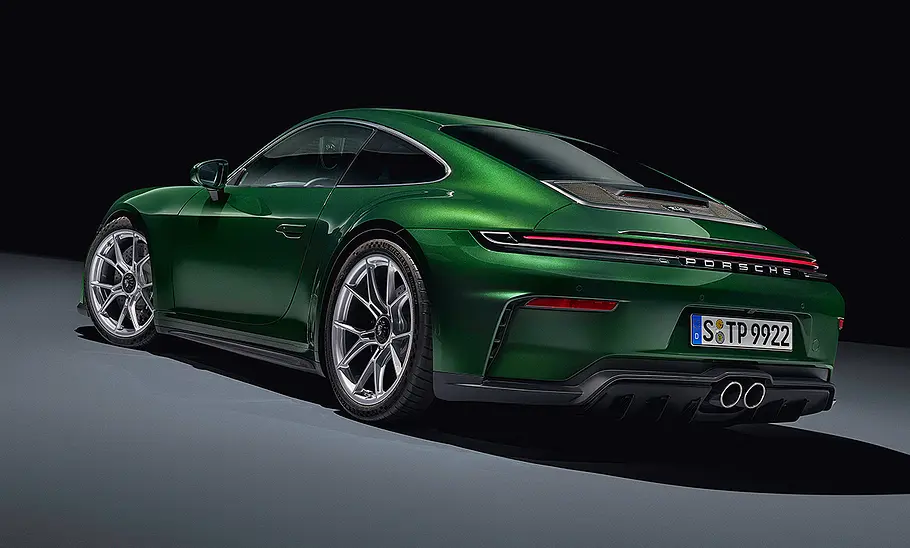Porsche 911 (992) GT3 Touring Facelift (2024): Grüner Sportwagen steht vor dunklem Hintergrund. Blick auf das Heck.