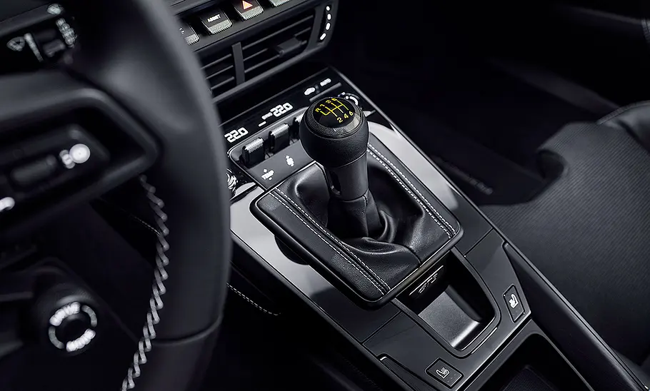 Porsche 911 (992) GT3 Touring Facelift (2024): Blick in den Innenraum des Sportwagens. Detailansicht auf den Schaltknauf.