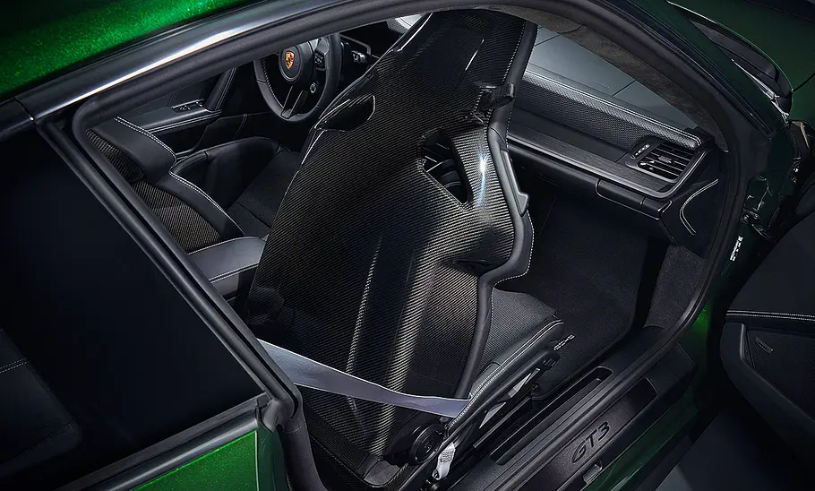 Porsche 911 (992) GT3 Touring Facelift (2024): Blick in den Innenraum des Sportwagens. Detailansicht auf den Schalensitz.