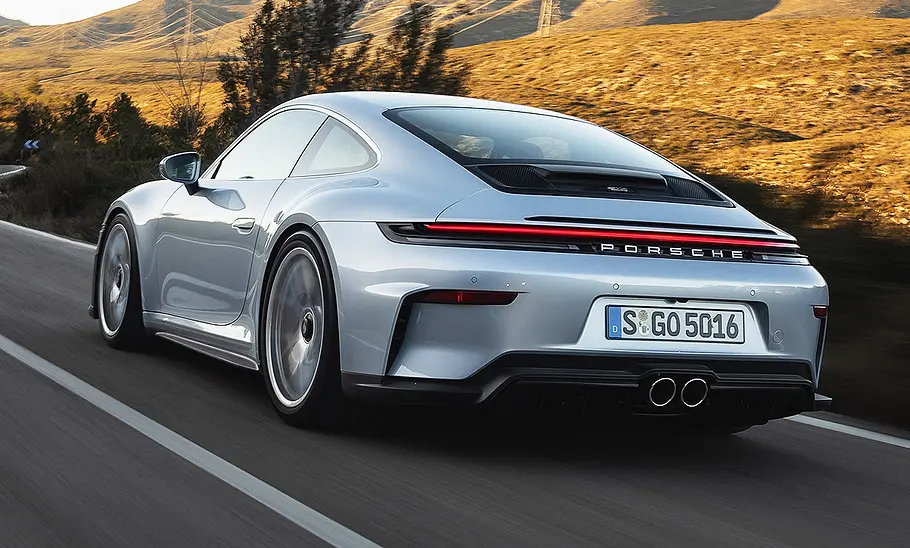 Blick von schräg hinten auf den fahrenden Porsche 911 GT3 Touring (2025).