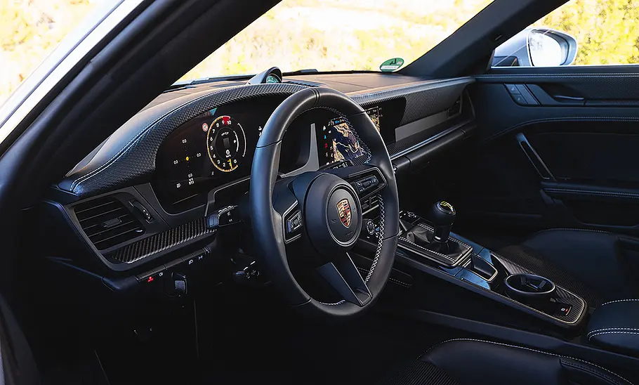 Blick auf die Armaturen im Innenraum des Porsche 911 GT3 Touring (2025).
