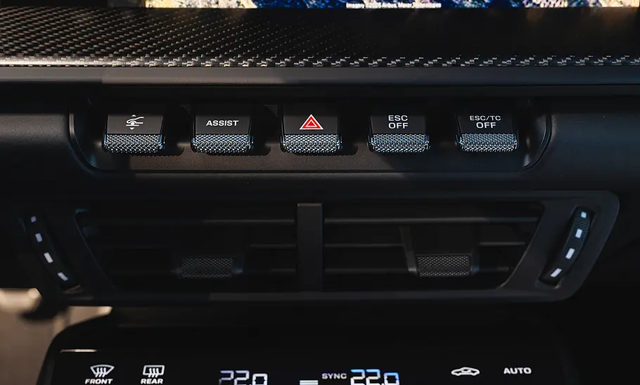 Blick auf die Armaturen im Innenraum des Porsche 911 GT3 Touring (2025).