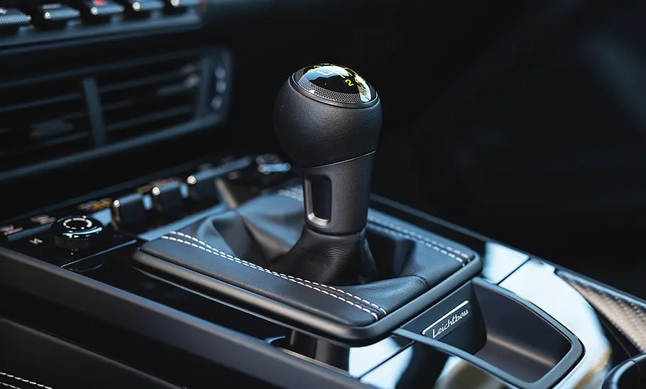 Blick auf den Handschaltknauf im Innenraum des Porsche 911 GT3 Touring (2025).