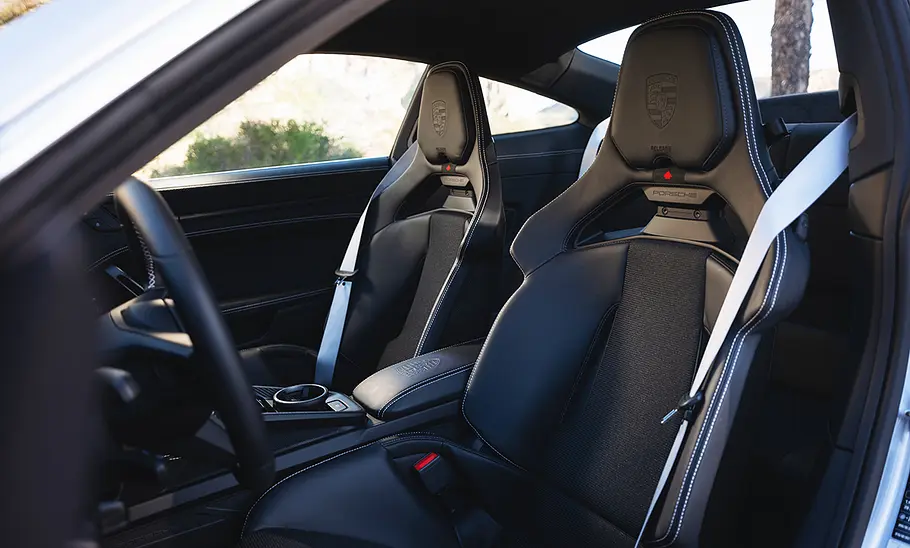 Blick auf die Vordersitze im Innenraum des Porsche 911 GT3 Touring (2025).