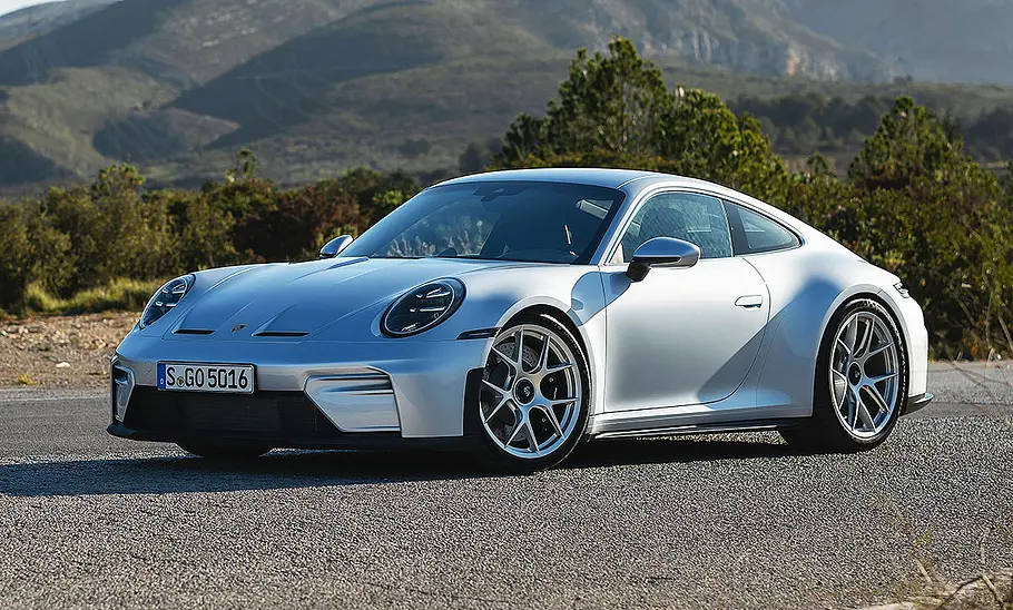 Blick von schräg vorne auf den Porsche 911 GT3 Touring (2025).