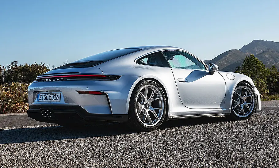 Blick von schräg hinten auf den Porsche 911 GT3 Touring (2025).