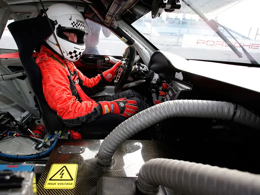 Porsche 911 GT3 R Hybrid 2.0 im Tracktest - Schaltzentrale