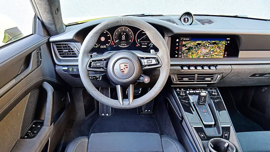 Blick auf die Armaturen im Innenraum des Porsche 911 GTS.