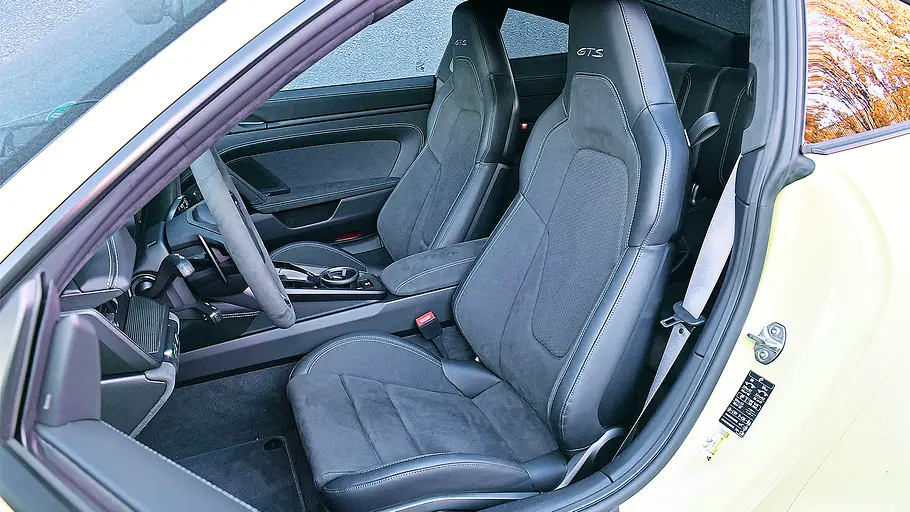 Blick auf die Vordersitze im Innenraum des Porsche 911 GTS.