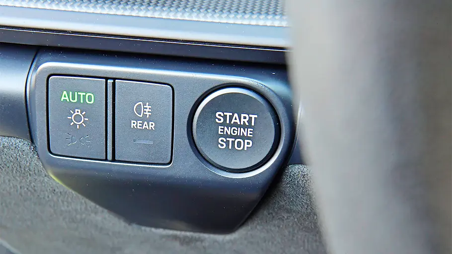 Detailansicht auf den Startknopf im Innenraum des Porsche 911 GTS.