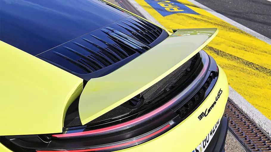 Blick auf den ausfahrbaren Heckspoiler des Porsche 911 GTS.