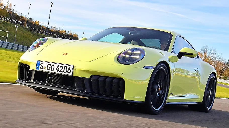 Blick von schräg vorne auf den fahrenden Porsche 911 GTS.
