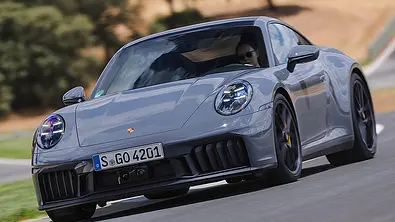 Porsche 911 GTS (2024); fahrend, schräg vorne - Foto: Porsche