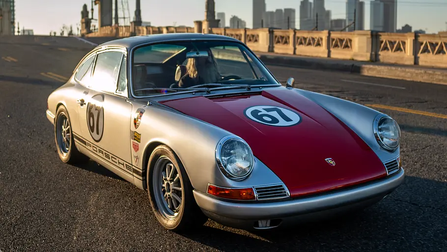 Der Porsche 911 S fahrend von vorne.