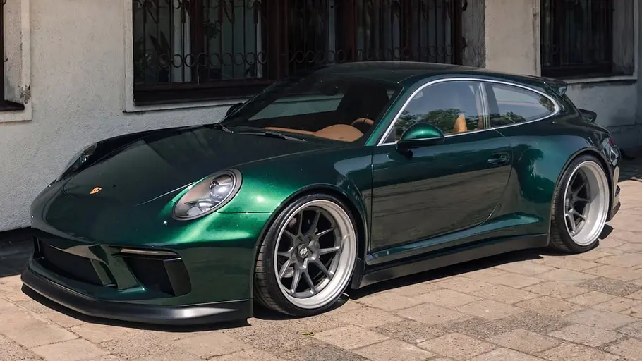 Porsche 911 Shooting Brake von Indecent Der Porsche 911 Shooting Brake von Indecent stehend von schräg vorne