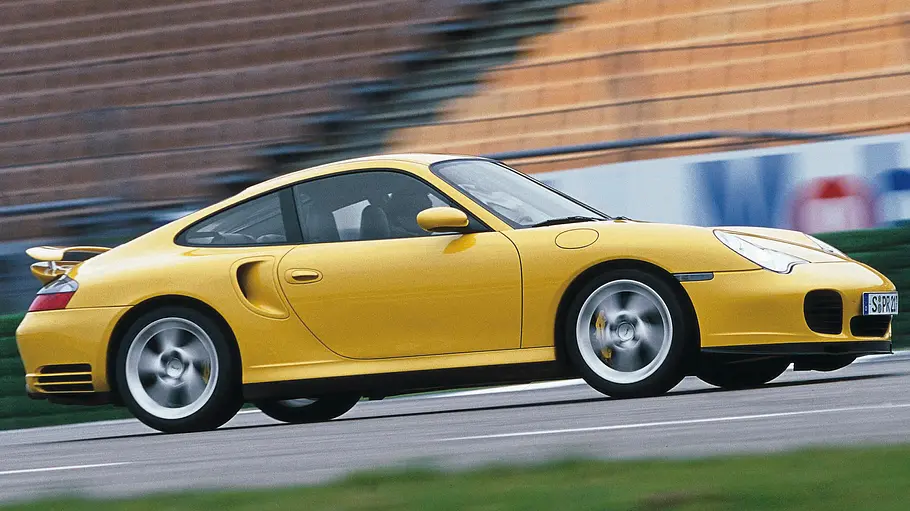 Porsche 911 Turbo fahrend von der Seite fotografiert. 
