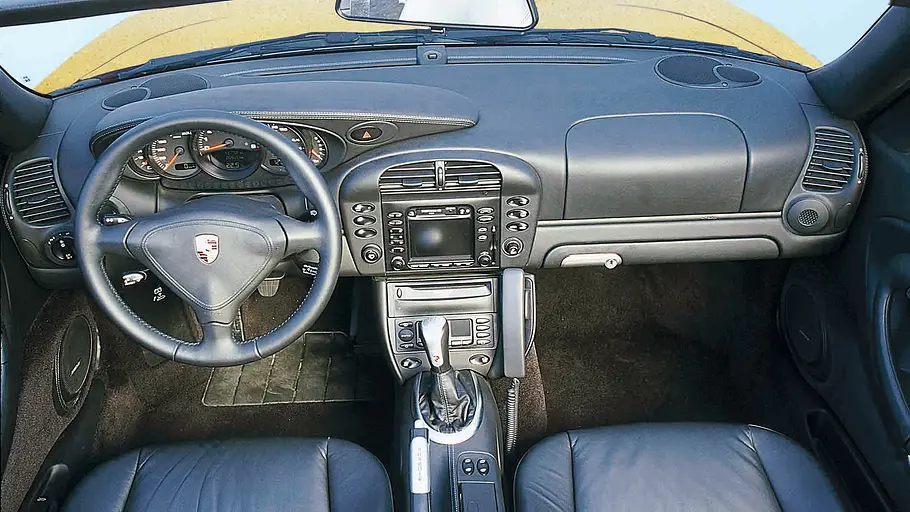 Das Cockpit des Porsche 911 Turbo. 