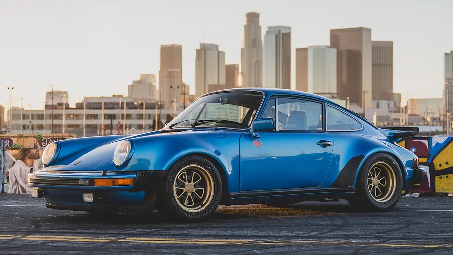 Der Porsche 911 Turbo stehend von vorne.