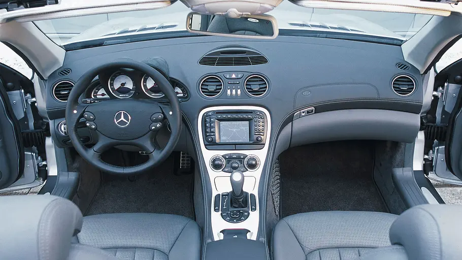 Das Cockpit des Mercedes SL 55 AMG. 