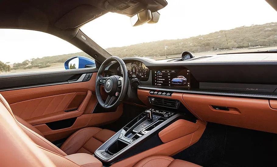 Das Cockpit des Porsche 911 Turbo S (2025).