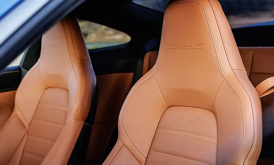 Die Lehnen der Sportsitze im Porsche 911 Turbo S (2025).