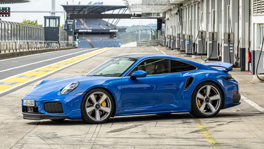 Der Porsche 911 Turbo S steht in der Boxengasse des Nürburgrings, von links fotografiert.