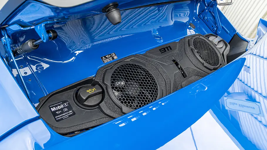 Unter der geöffneten Heckklappe des Porsche 911 Turbo S sind Ventilatoren und ein Tankdeckel zu sehen.