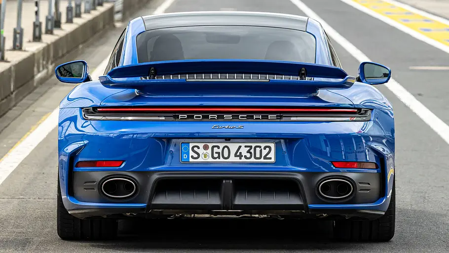 Porsche 911 Turbo S Der Porsche 911 Turbo S durch die Boxengasse der Nürburgring-Grand-Prix-Strecke, von hinten fotografiert.
