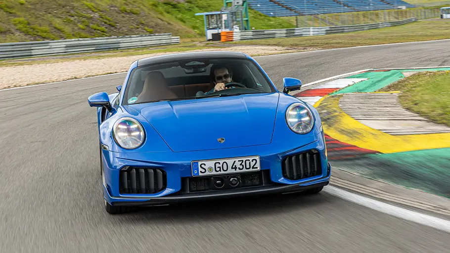 Porsche 911 Turbo S Der Porsche 911 Turbo S fährt auf der Nürburgring-Grand-Prix-Strecke, von vorne fotogafiert.