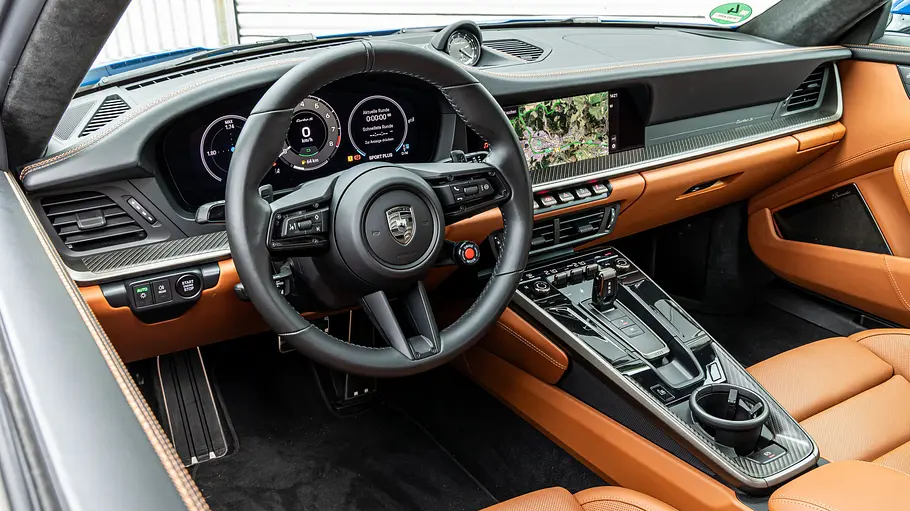 Das Cockpit des Porsche 911 Turbo S.