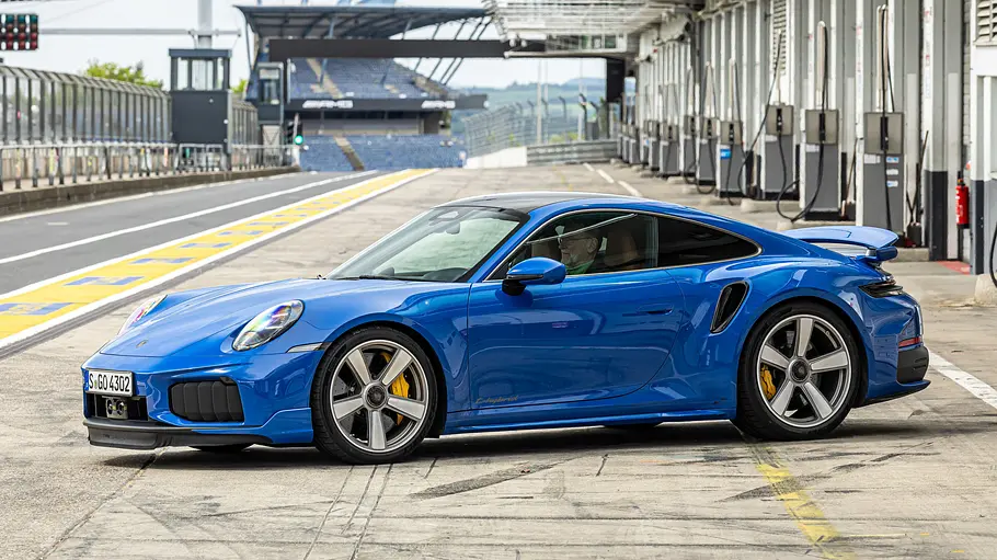 Porsche 911 Turbo S Der Porsche 911 Turbo S steht in der Boxengasse der Nürburgring-Grand-Prix-Strecke, von links fotografiert.
