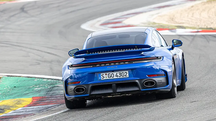 Der Porsche 911 Turbo S fährt auf dem Nürburgring, von hinten fotografiert.