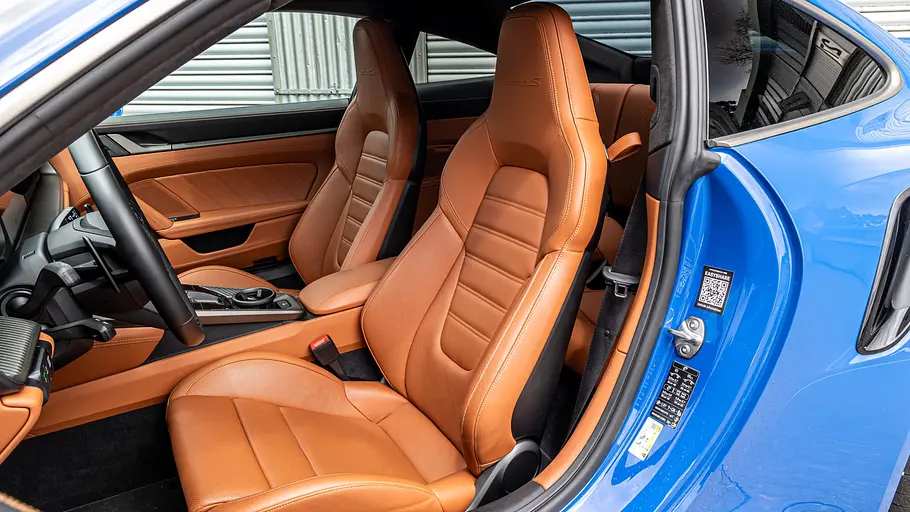 Die vorderen Sitze des Porsche 911 Turbo S.