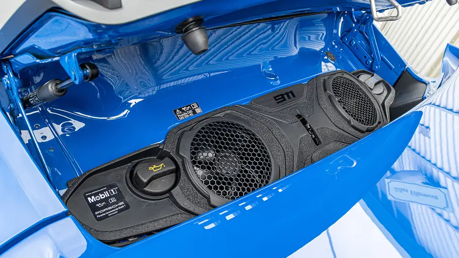 Porsche 911 Turbo S Unter der offenen Heckklappe des Porsche 911 Turbo S sind Ventilatoren zu erkennen.
