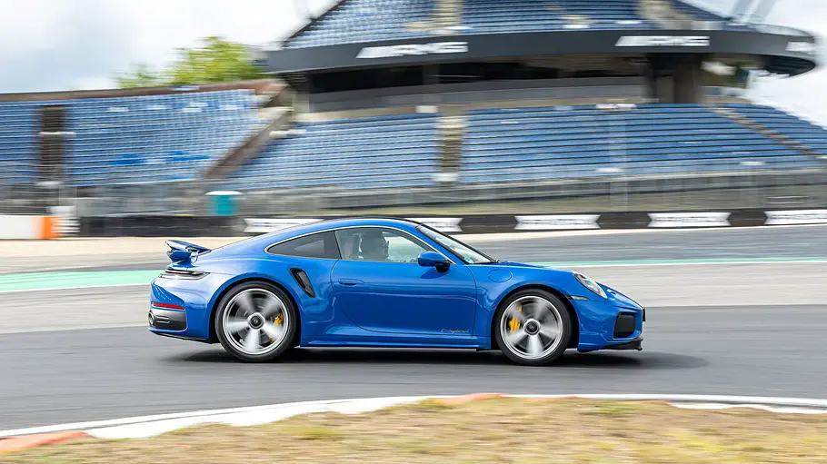 Porsche 911 Turbo S Der Porsche 911 Turbo S fährt auf der Nürburgring-Grand-Prix-Strecke, von rechts fotogafiert.