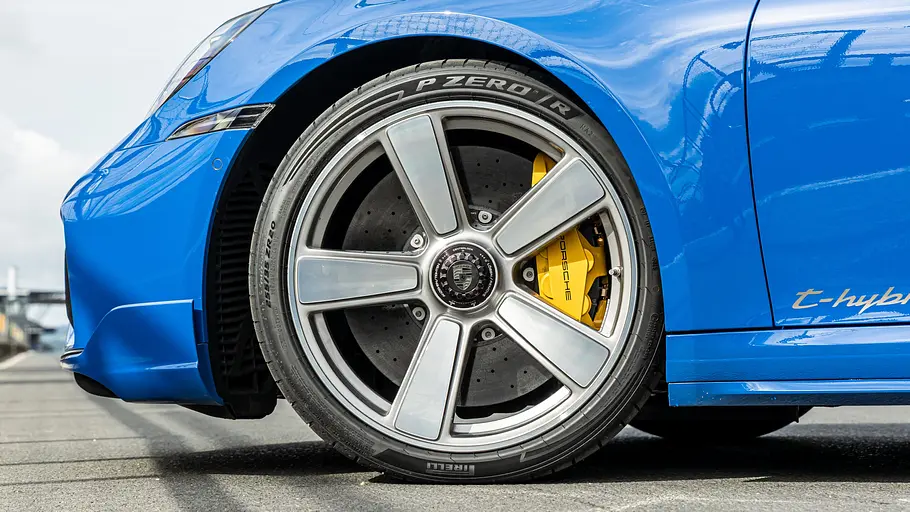 Das linke Vorderrad des Porsche 911 Turbo S in der Detailaufnahme.