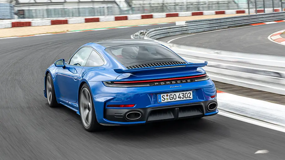 Porsche 911 Turbo S Der Porsche 911 Turbo S fährt auf der Nürburgring-Grand-Prix-Strecke, von hinten fotogafiert.
