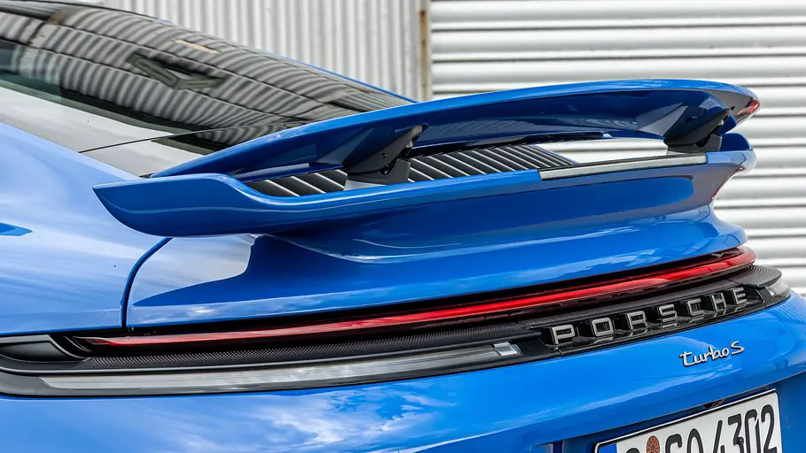 Porsche 911 Turbo S Eine Detailaufnahme zeigt den Heckspoiler des Porsche 911 Turbo S.