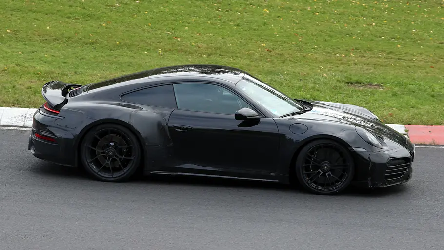 Ein Erlkönig-Porsche 911 fahrend in der Seitenansicht.