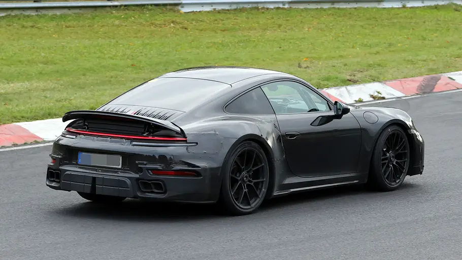 Ein Erlkönig-Porsche 911 von der Seite.