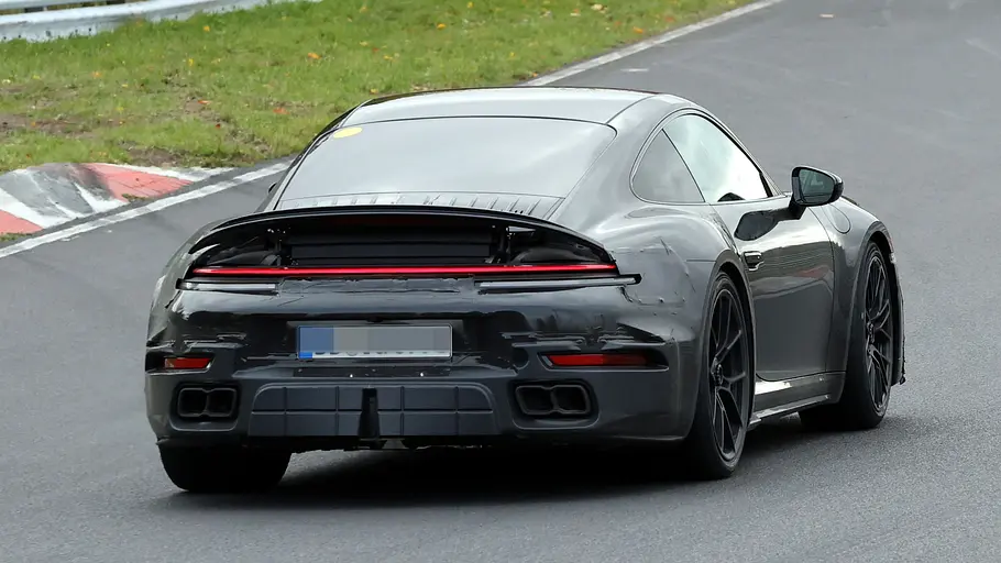 Ein Erlkönig-Porsche 911 fahrend von hinten.