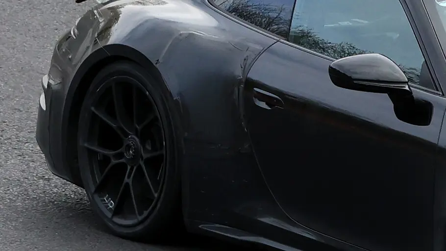 Detailaufnahme des hinteren Bereiches eines Erlkönig-Porsche 911.