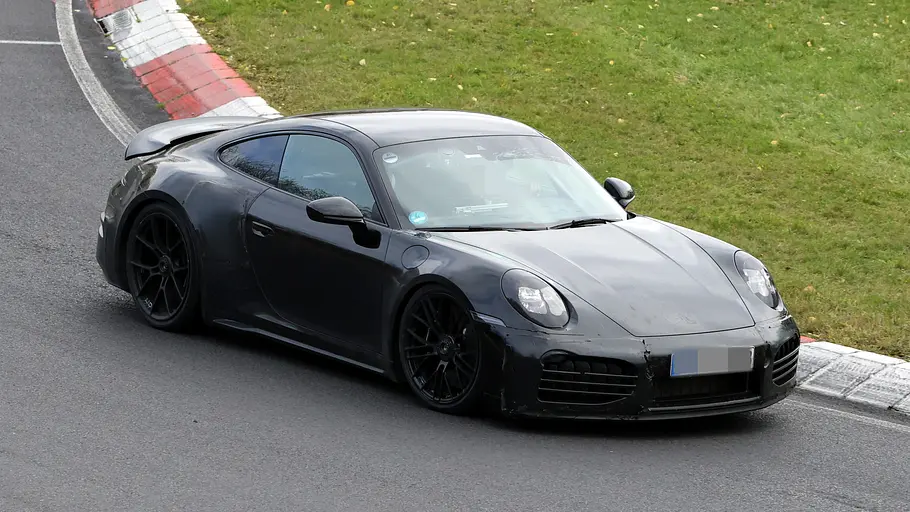 Ein Erlkönig-Porsche 911 fahrend von schräg vorne.