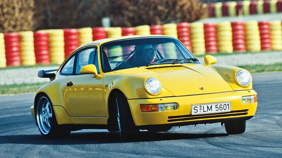 Der Porsche 911 Turbo 3.6 fahrend von vorne.