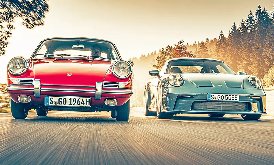 Porsche 901 und 911 S/T fahrend von vorne