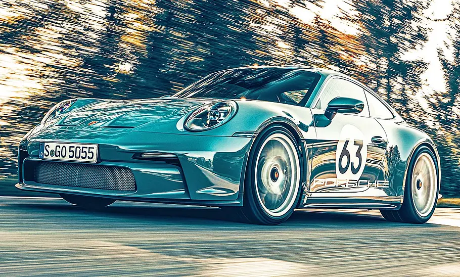 Der Porsche 911 S/T fahrend von schräg vorne