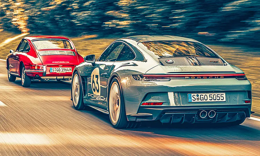 Porsche 901 und 911 S/T fahrend von hinten