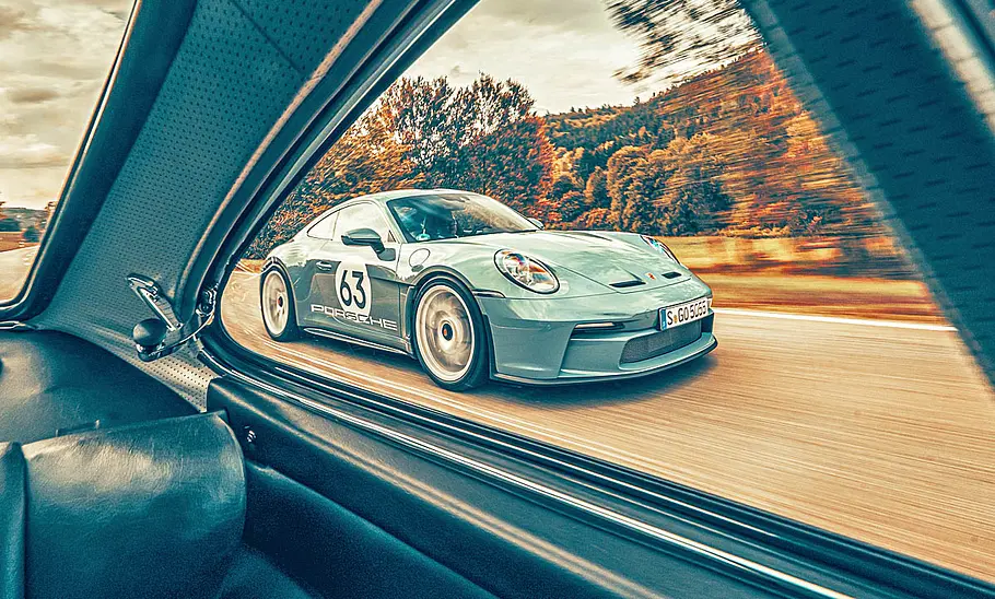 Der Porsche 911 S/T fahrend von schräg vorne