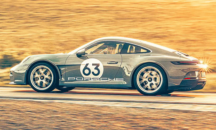 Der Porsche 911 S/T fahrend seitlich