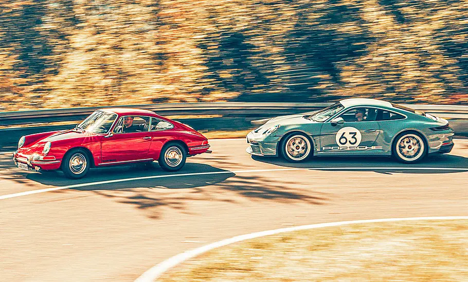 Porsche 901 und 911 S/T fahrend seitlich